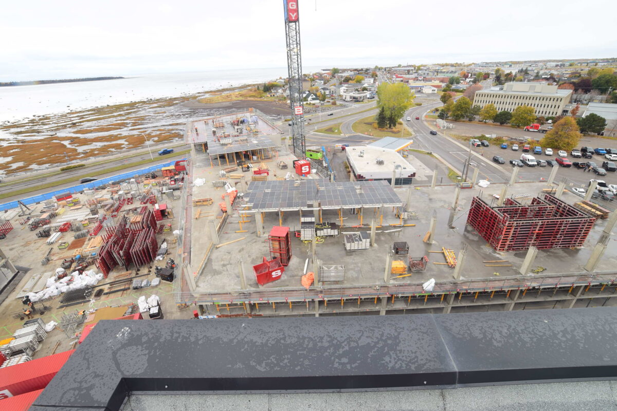 Les bâtiments commencent à prendre forme